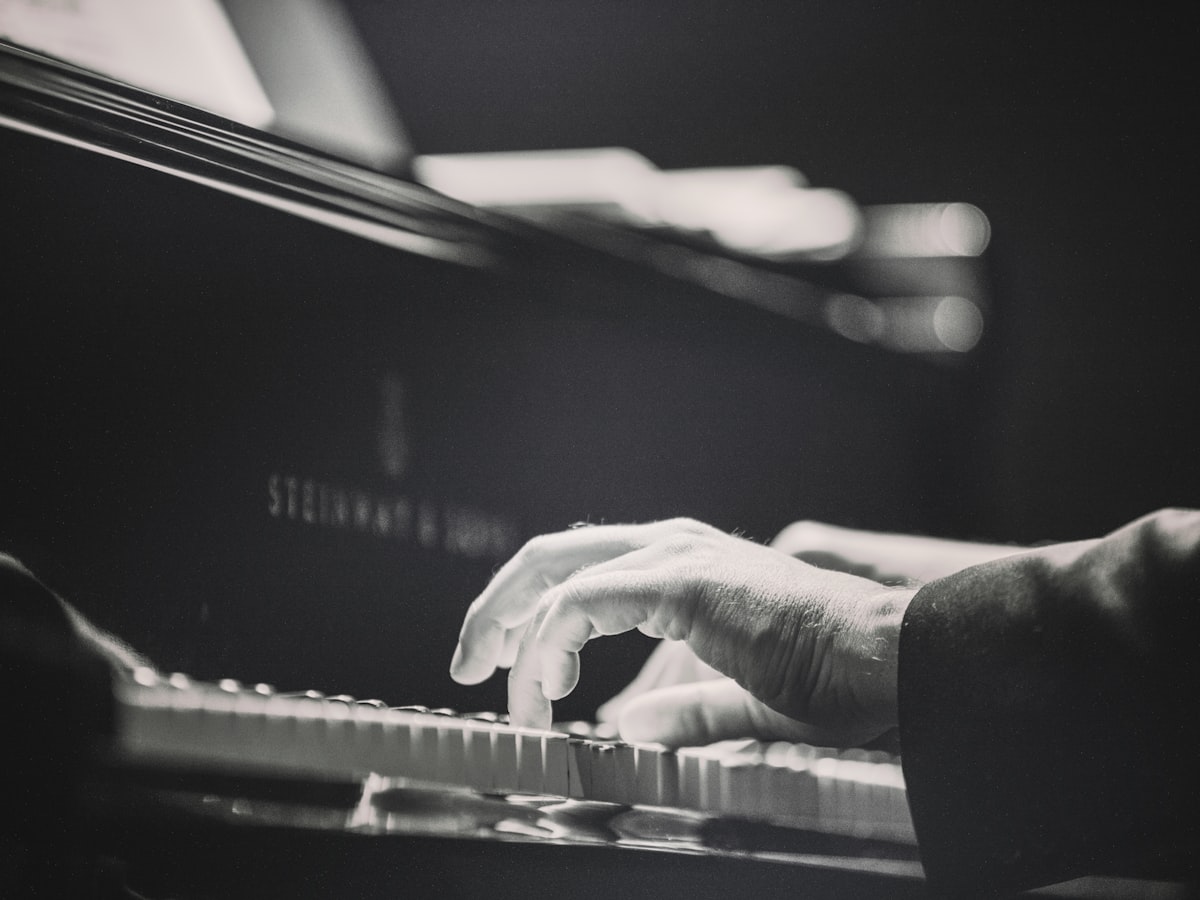 Mani sul pianoforte Steinway